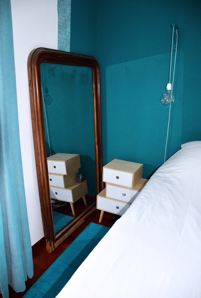 Пример оригинального дизайна: маленькая хозяйская спальня в современном стиле с синими стенами, паркетным полом среднего тона и коричневым полом без камина для на участке и в саду