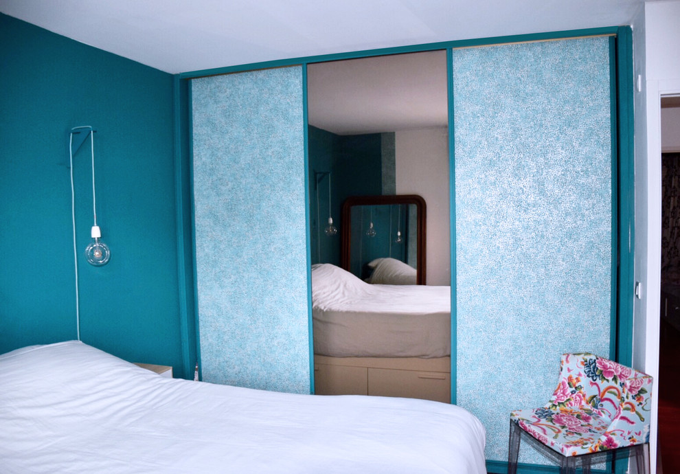 パリにある小さなコンテンポラリースタイルのおしゃれな主寝室 (青い壁、無垢フローリング、暖炉なし、茶色い床) のレイアウト