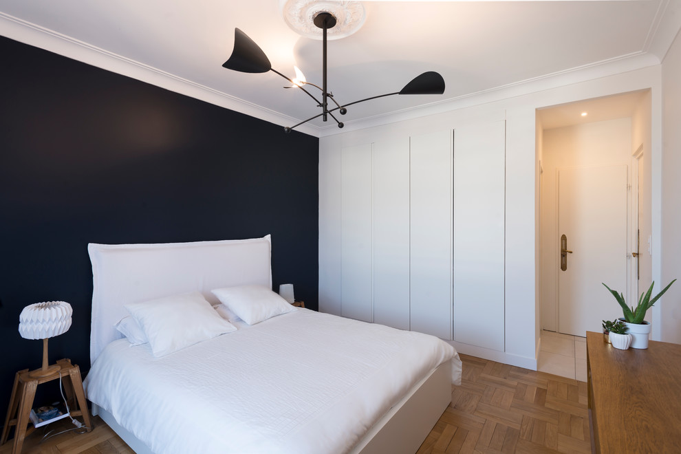 Großes Modernes Hauptschlafzimmer ohne Kamin mit schwarzer Wandfarbe, braunem Boden und braunem Holzboden in Grenoble