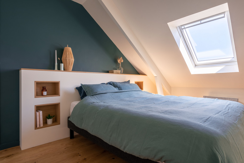 Scandi bedroom in Nantes with green walls, light hardwood flooring and no fireplace.