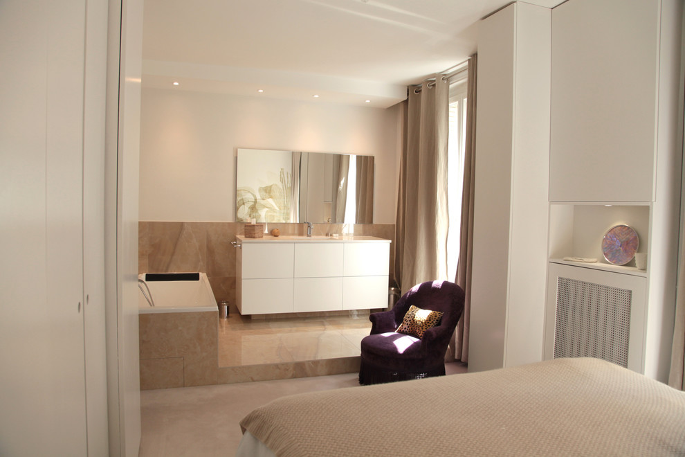 На фото: спальня среднего размера в современном стиле с бежевыми стенами, ковровым покрытием и бежевым полом с