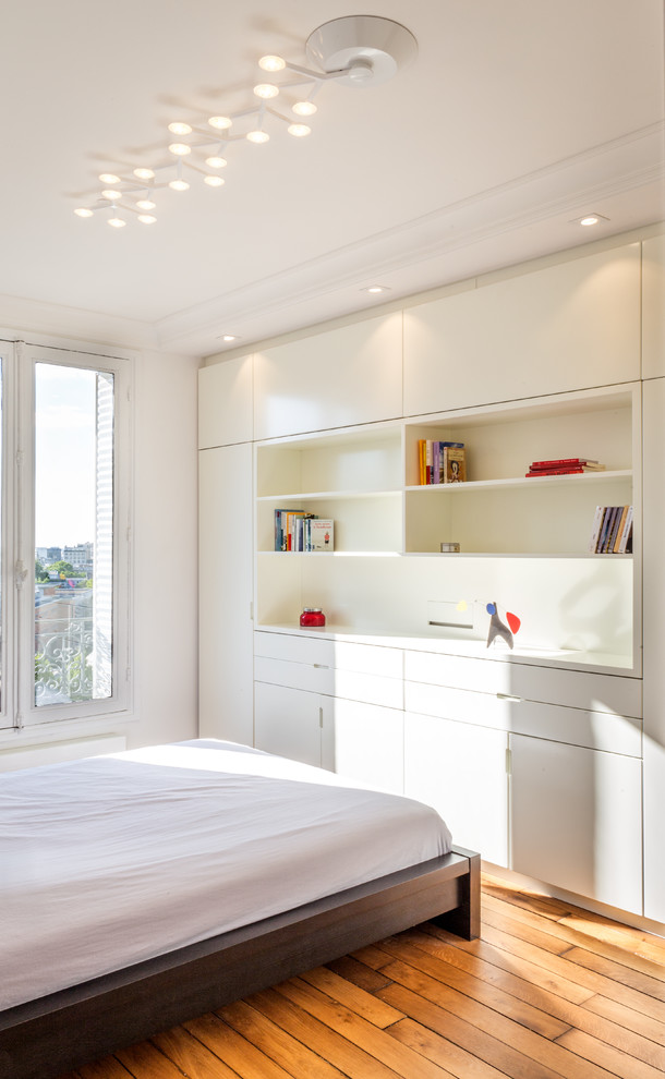 パリにある中くらいなコンテンポラリースタイルのおしゃれな主寝室のインテリア
