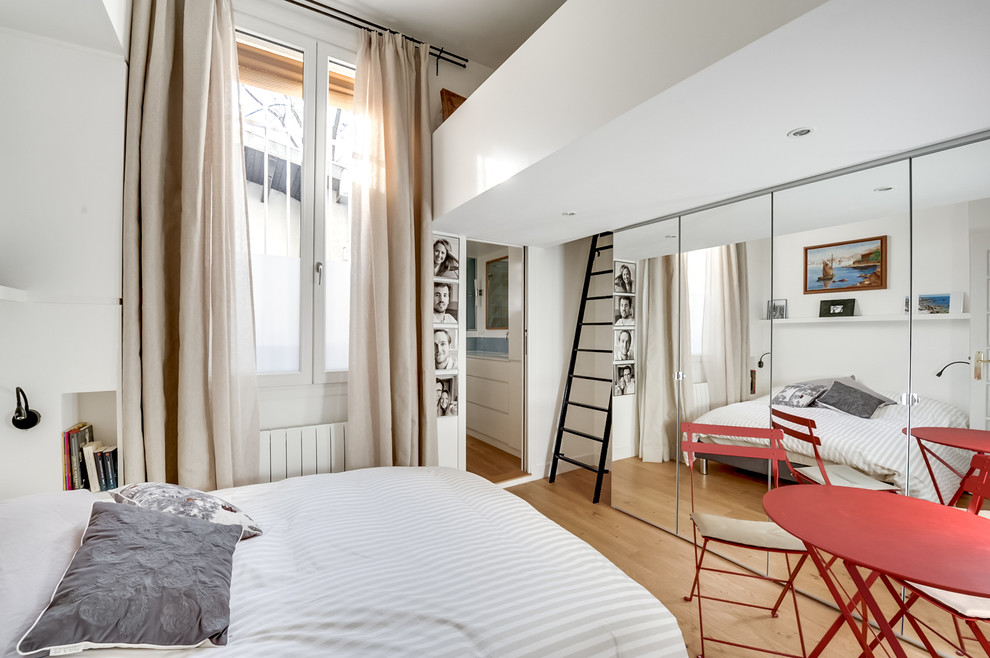Свежая идея для дизайна: хозяйская спальня среднего размера в современном стиле с белыми стенами, светлым паркетным полом и бежевым полом без камина - отличное фото интерьера