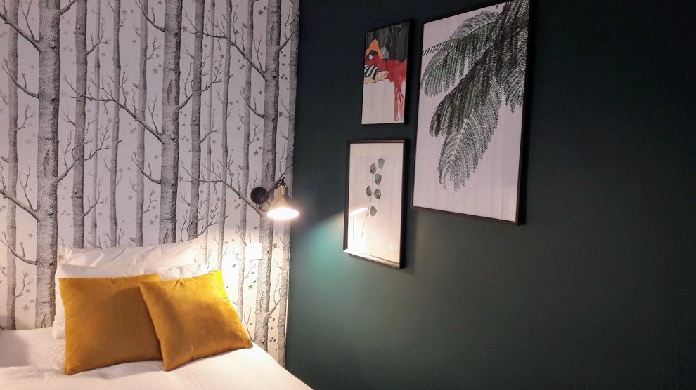 Modernes Gästezimmer mit grüner Wandfarbe und hellem Holzboden in Paris