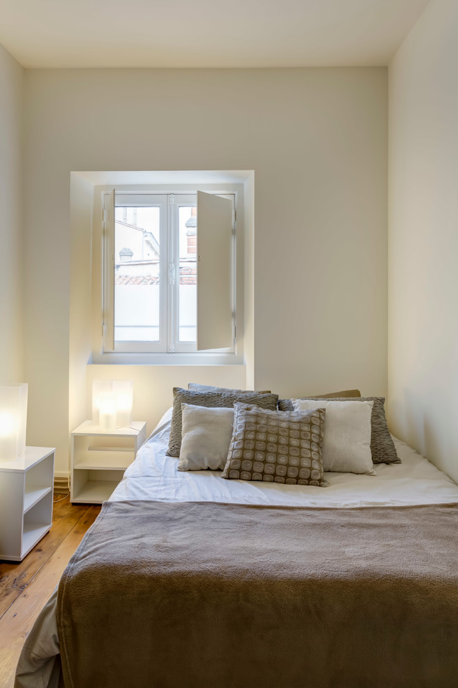 Пример оригинального дизайна: маленькая хозяйская спальня в современном стиле с белыми стенами и паркетным полом среднего тона для на участке и в саду