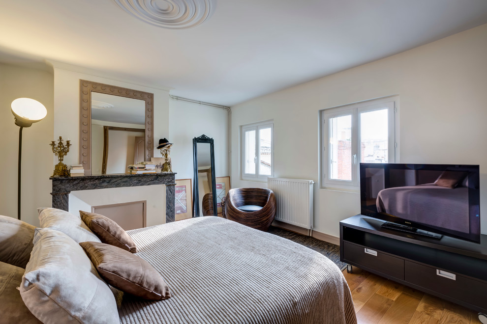 Photo of a contemporary bedroom in Bordeaux.