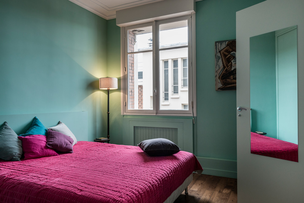 Aménagement d'une chambre contemporaine avec un mur bleu et parquet clair.