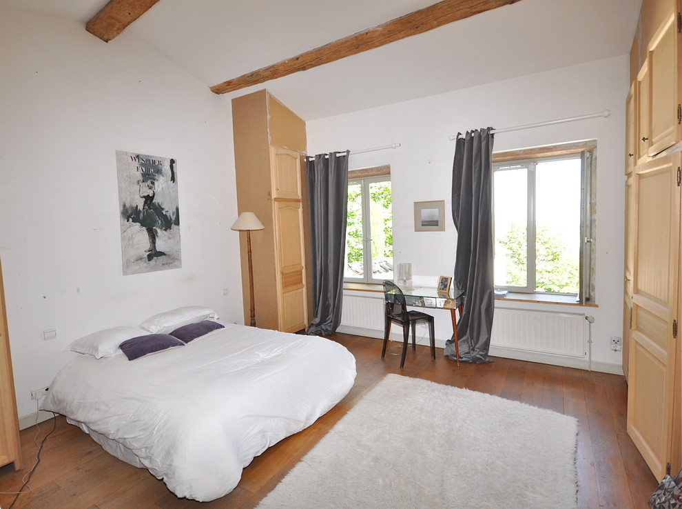 リヨンにある中くらいなカントリー風のおしゃれな主寝室 (白い壁、淡色無垢フローリング、暖炉なし、ベージュの床)