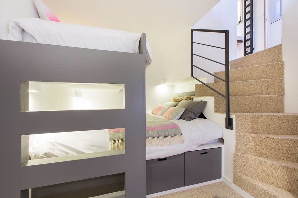На фото: маленькая спальня в современном стиле с белыми стенами и ковровым покрытием без камина для на участке и в саду с