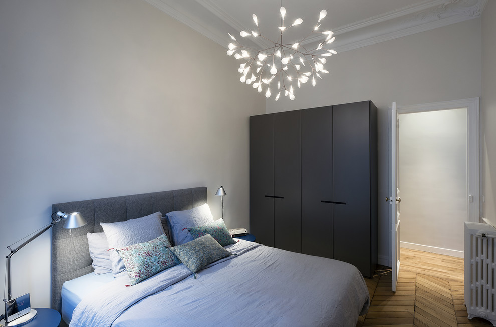 Стильный дизайн: большая хозяйская спальня в современном стиле с бежевыми стенами, полом из ламината и коричневым полом без камина - последний тренд