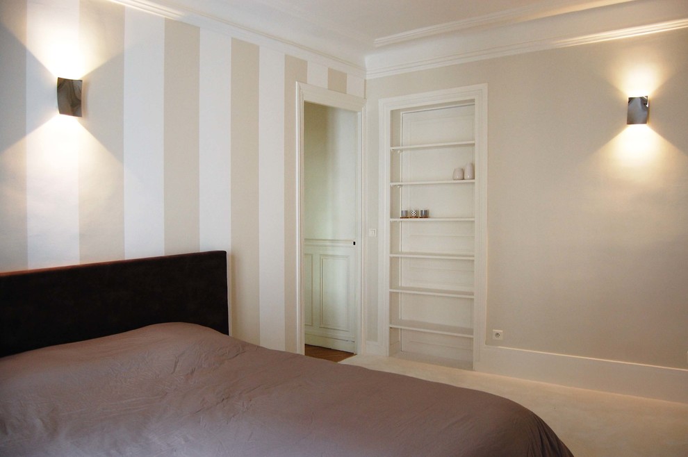 Стильный дизайн: большая хозяйская спальня в современном стиле с бежевыми стенами и ковровым покрытием - последний тренд