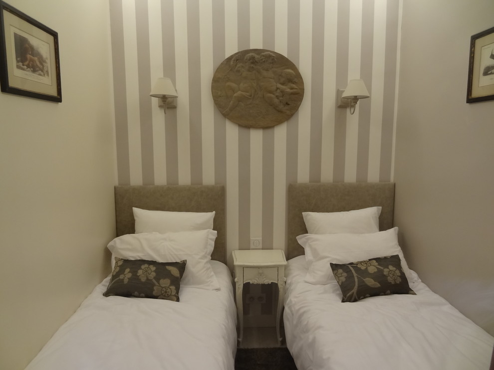 Foto de dormitorio principal tradicional renovado pequeño con paredes beige y suelo de travertino