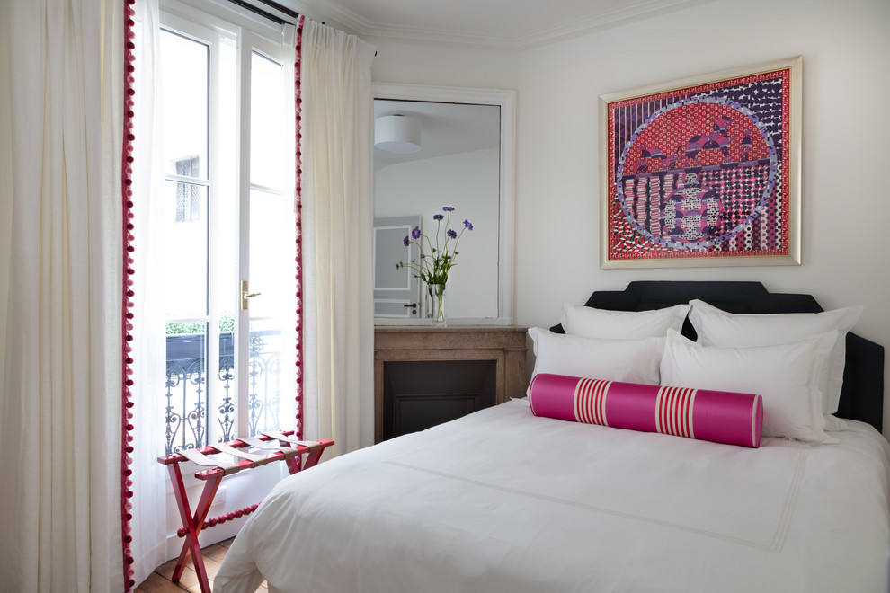 パリにあるトランジショナルスタイルのおしゃれな客用寝室 (白い壁、無垢フローリング、コーナー設置型暖炉) のインテリア