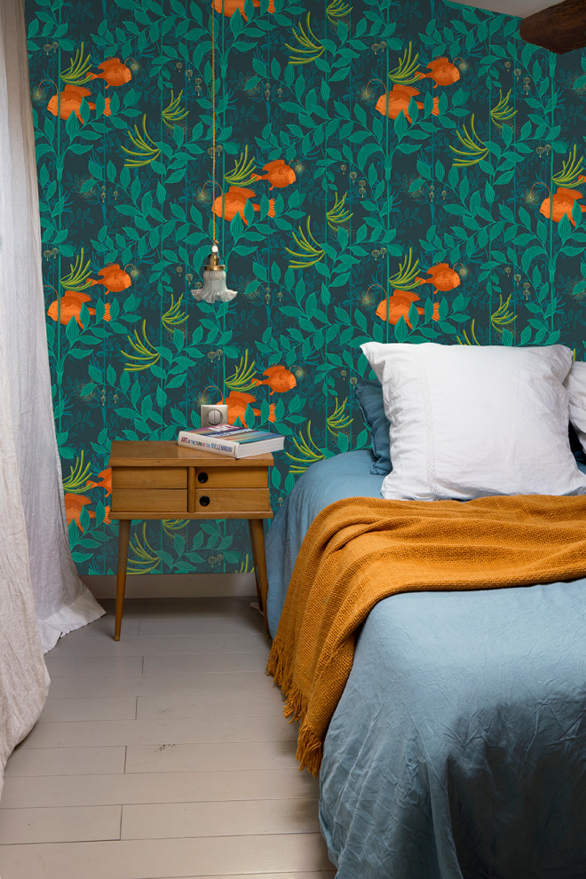 Foto de dormitorio principal contemporáneo de tamaño medio sin chimenea con paredes multicolor, suelo de madera clara y suelo beige