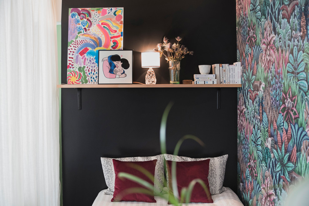 Свежая идея для дизайна: маленькая спальня в современном стиле с черными стенами, деревянным полом и синим полом для на участке и в саду - отличное фото интерьера