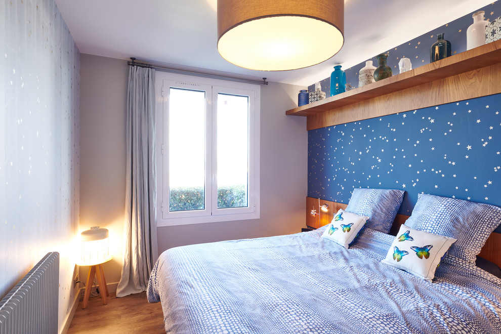 Foto de dormitorio principal ecléctico pequeño con paredes multicolor, suelo vinílico y suelo marrón
