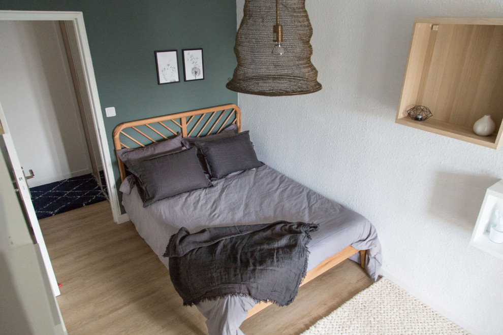 Kleines Nordisches Schlafzimmer mit grauer Wandfarbe und hellem Holzboden in Montpellier