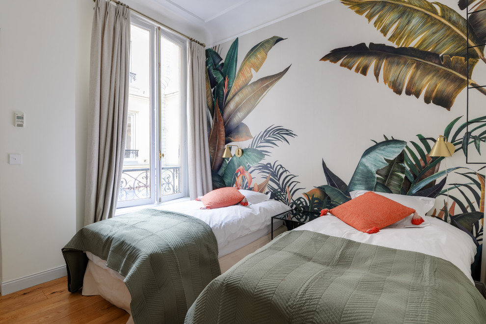 Ispirazione per una camera degli ospiti minimal con pareti bianche, pavimento in legno massello medio e pavimento marrone
