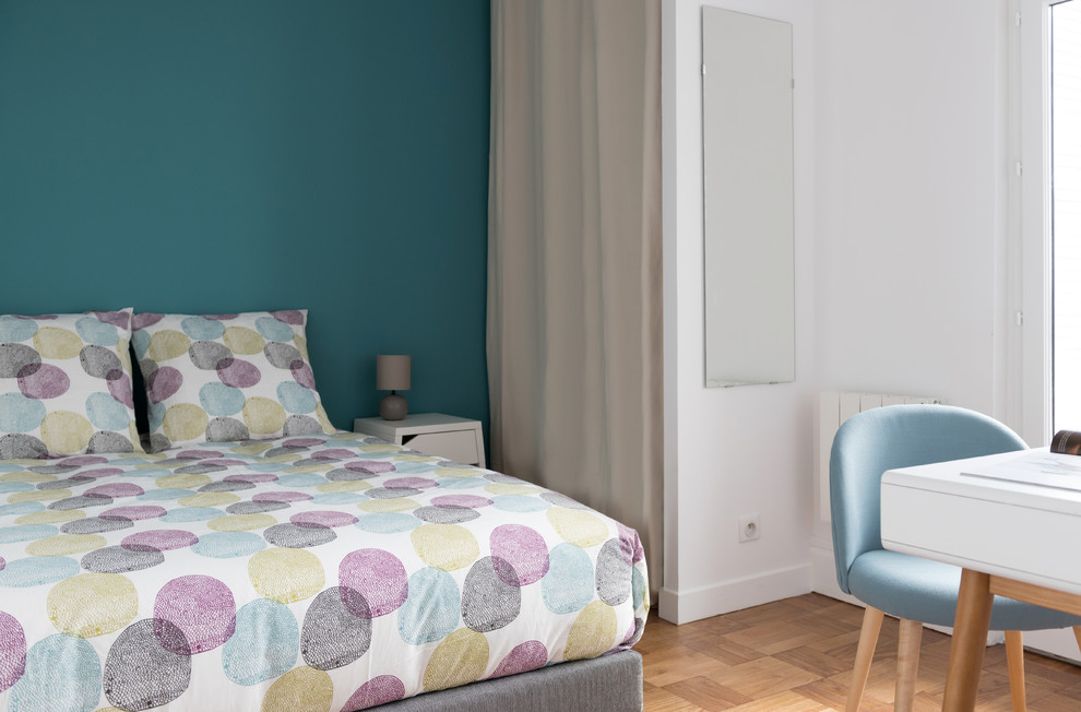 Foto de dormitorio principal nórdico grande sin chimenea con paredes azules y suelo de madera clara