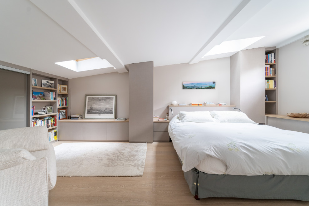 Cette image montre une chambre design avec un plafond voûté.