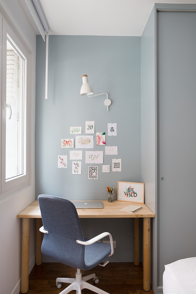 Réalisation d'une chambre parentale design de taille moyenne avec un mur bleu.