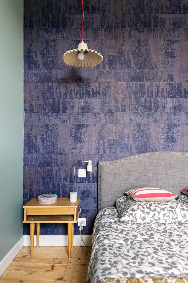 Mittelgroßes Modernes Hauptschlafzimmer ohne Kamin mit lila Wandfarbe und hellem Holzboden in Sonstige