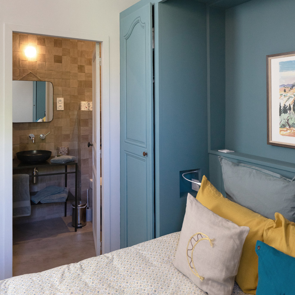 Mittelgroßes Mediterranes Hauptschlafzimmer ohne Kamin mit blauer Wandfarbe und hellem Holzboden in Sonstige