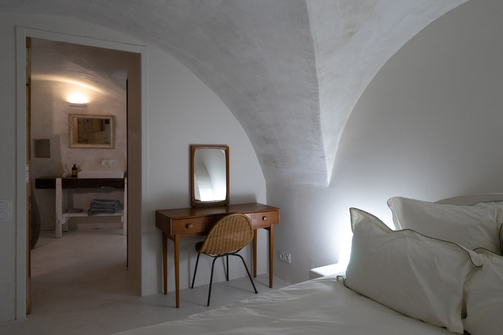 Réalisation d'une chambre parentale méditerranéenne de taille moyenne avec sol en béton ciré et un sol blanc.