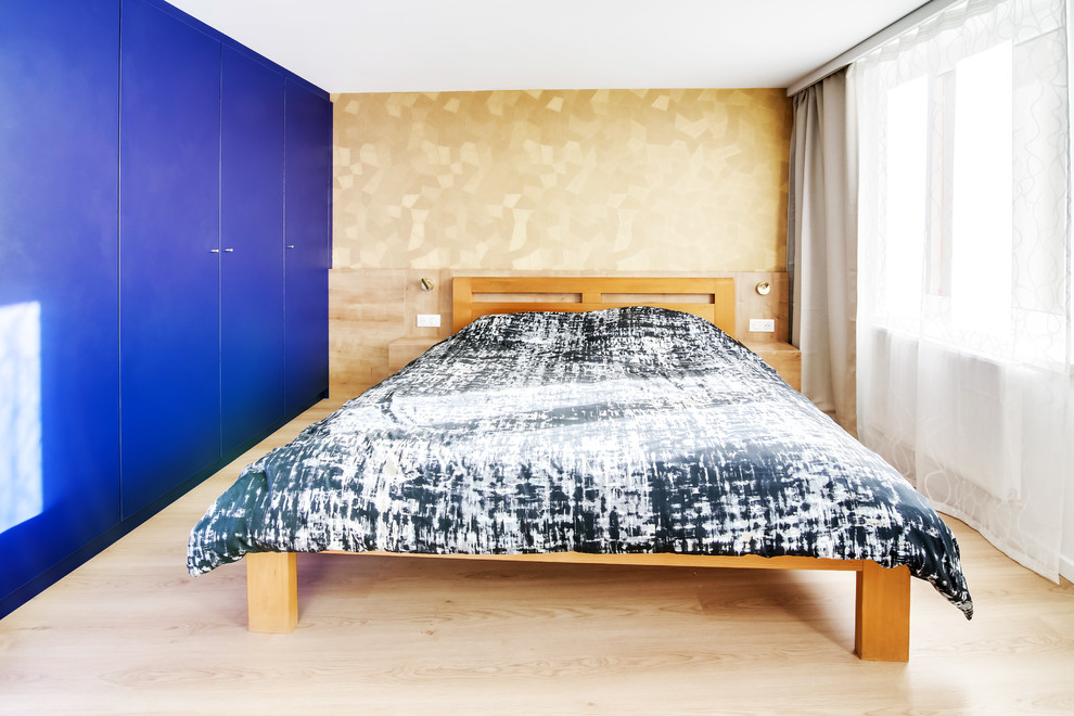 Esempio di una camera matrimoniale minimalista di medie dimensioni con pareti blu, pavimento in laminato, nessun camino e pavimento viola