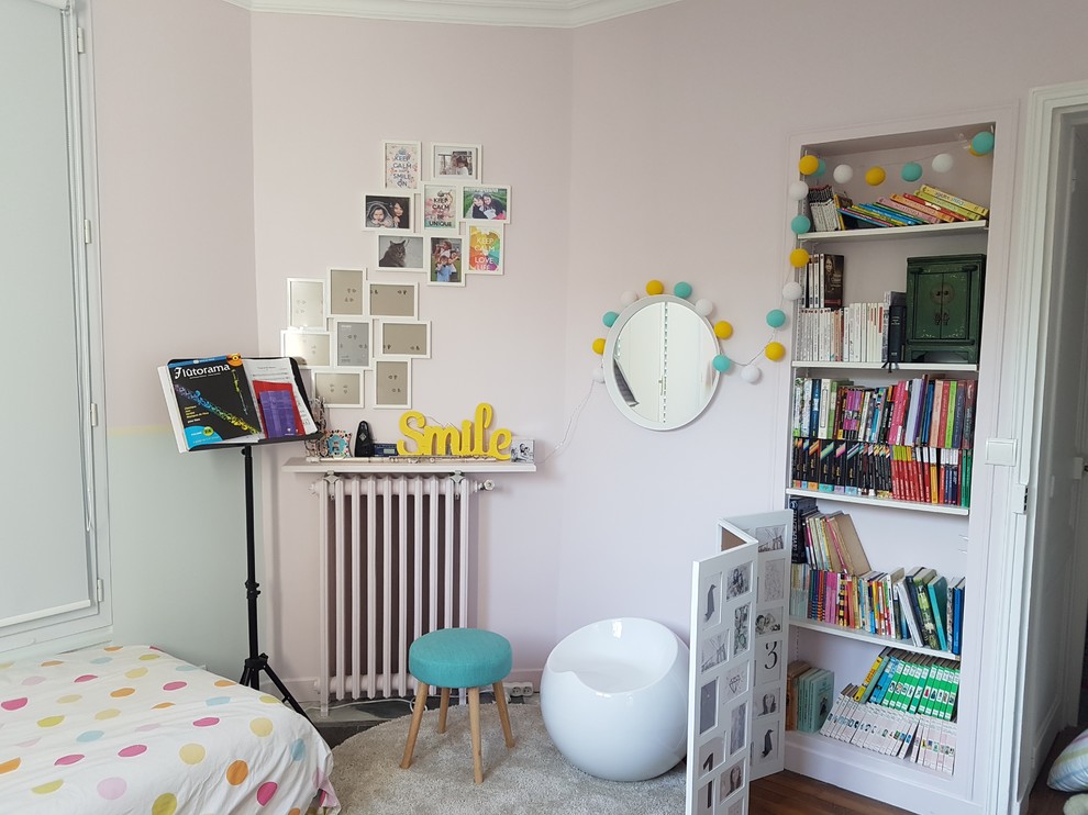 Cette photo montre une chambre parentale tendance de taille moyenne avec un mur rose, parquet clair et un sol beige.