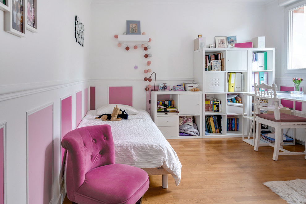 Cette photo montre une chambre parentale tendance de taille moyenne avec un mur rose, parquet clair et un sol beige.
