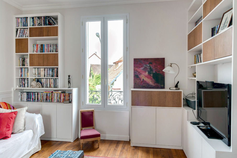 Idée de décoration pour une chambre parentale design de taille moyenne avec un mur rose, parquet clair et un sol beige.