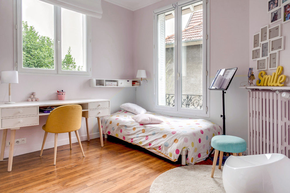 Exemple d'une chambre parentale tendance de taille moyenne avec un mur rose, parquet clair et un sol beige.