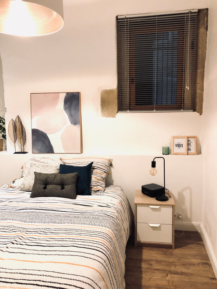 Свежая идея для дизайна: спальня среднего размера в стиле лофт с белыми стенами, паркетным полом среднего тона и коричневым полом без камина - отличное фото интерьера