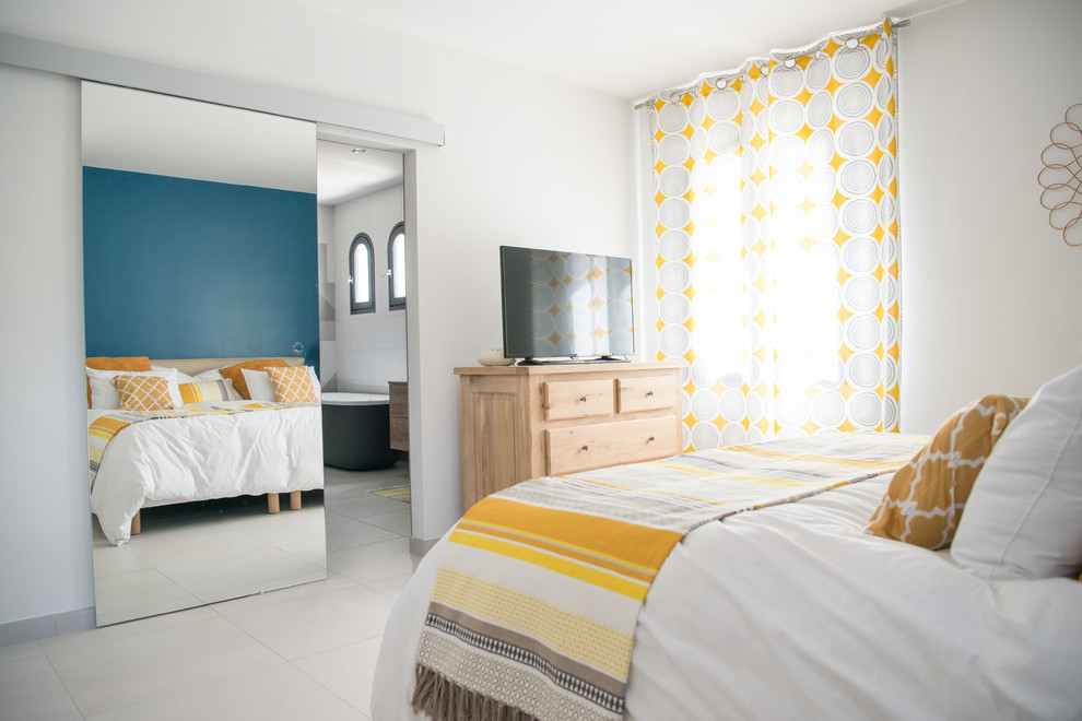 Ejemplo de dormitorio principal contemporáneo de tamaño medio con paredes azules, suelo de baldosas de cerámica y suelo blanco