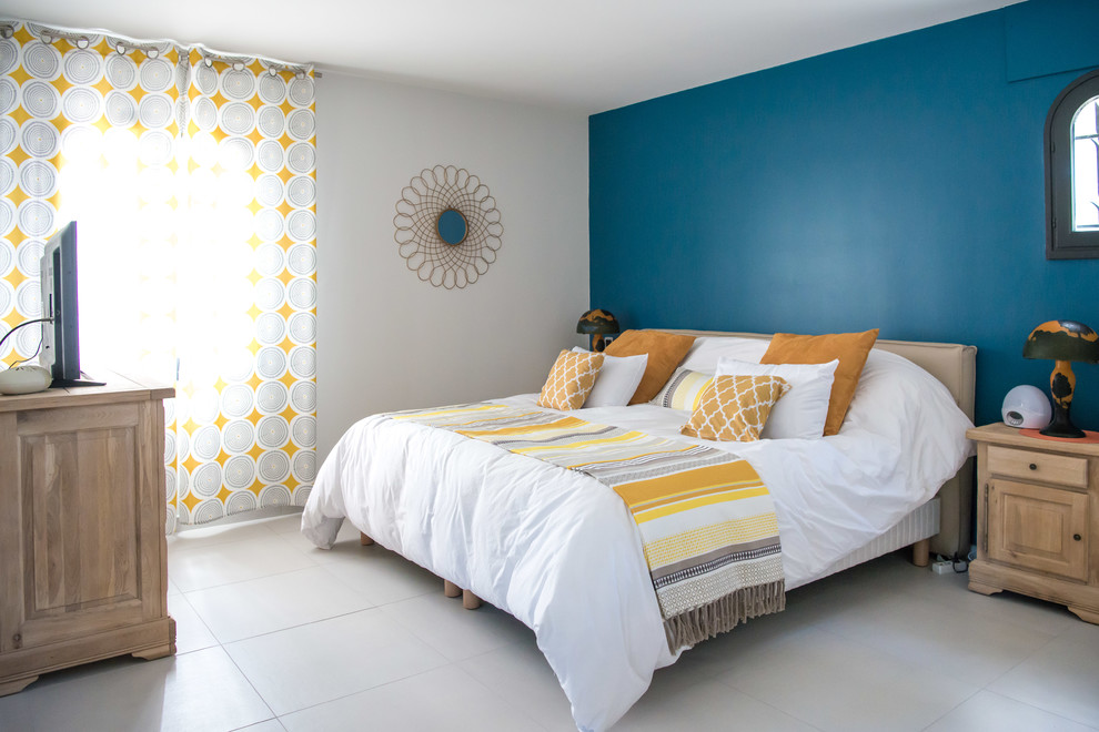 Cette photo montre une chambre parentale tendance de taille moyenne avec un mur bleu, un sol en carrelage de céramique et un sol blanc.