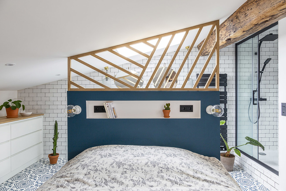 Inredning av ett skandinaviskt sovrum, med vita väggar, ljust trägolv och blått golv