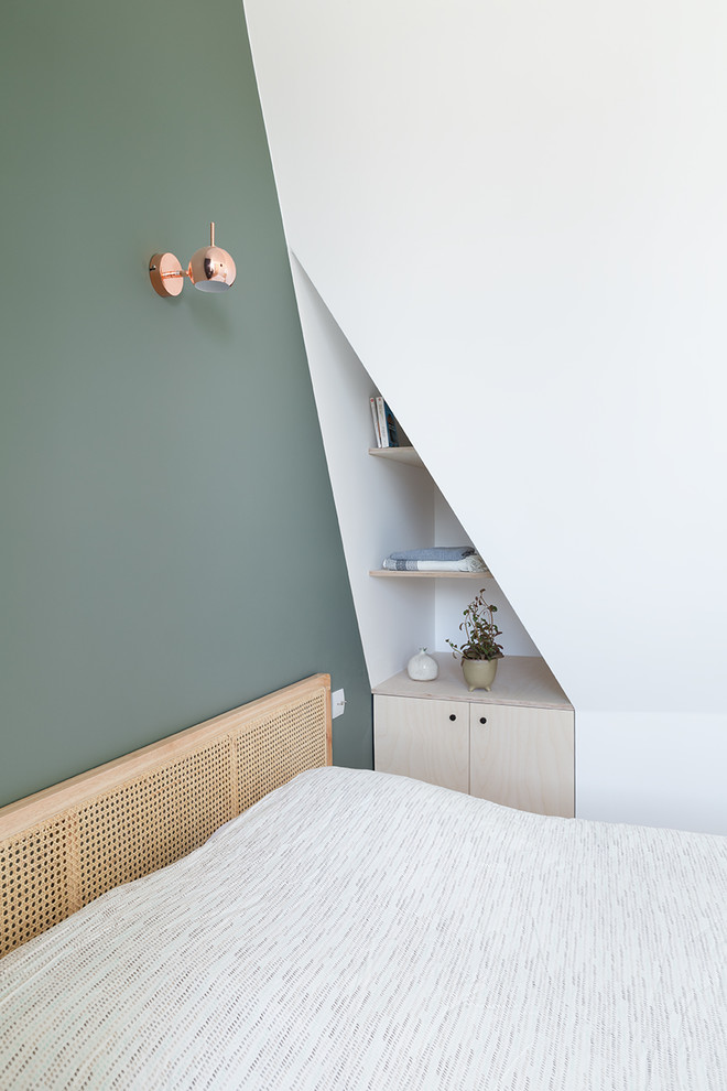 Imagen de dormitorio principal tropical pequeño con paredes verdes, suelo de madera clara y suelo beige