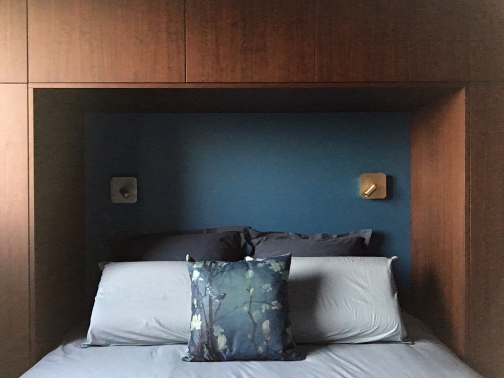 Exemple d'une petite chambre parentale tendance avec un mur bleu, un sol beige, sol en stratifié et aucune cheminée.