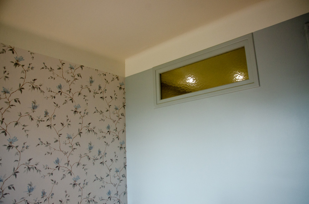 Источник вдохновения для домашнего уюта: хозяйская спальня среднего размера в современном стиле с синими стенами и светлым паркетным полом