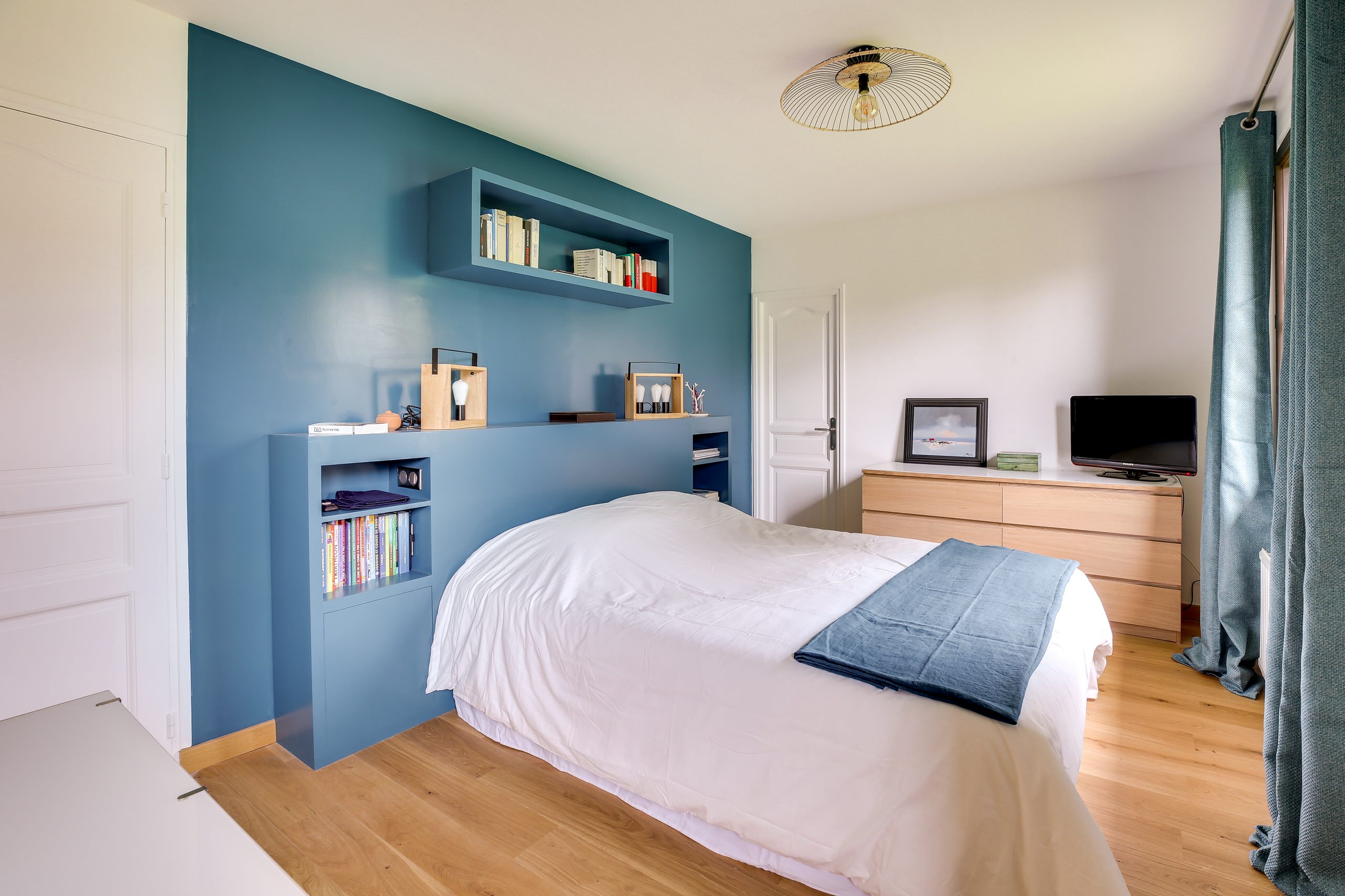 75 photos et idées déco de chambres avec un mur bleu et un sol marron -  Septembre 2023 | Houzz FR