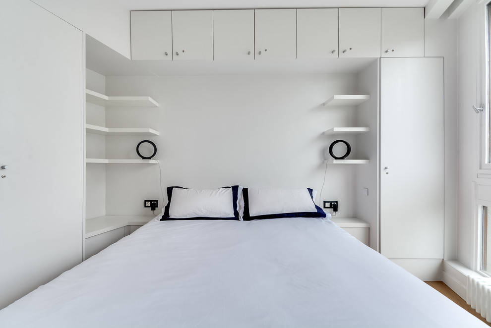 パリにある小さなミッドセンチュリースタイルのおしゃれな主寝室 (白い壁、淡色無垢フローリング、茶色い床) のレイアウト