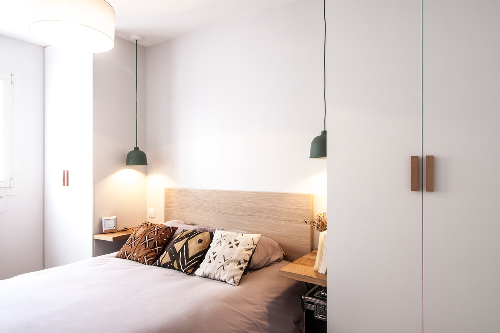 Small contemporary bedroom in Paris.