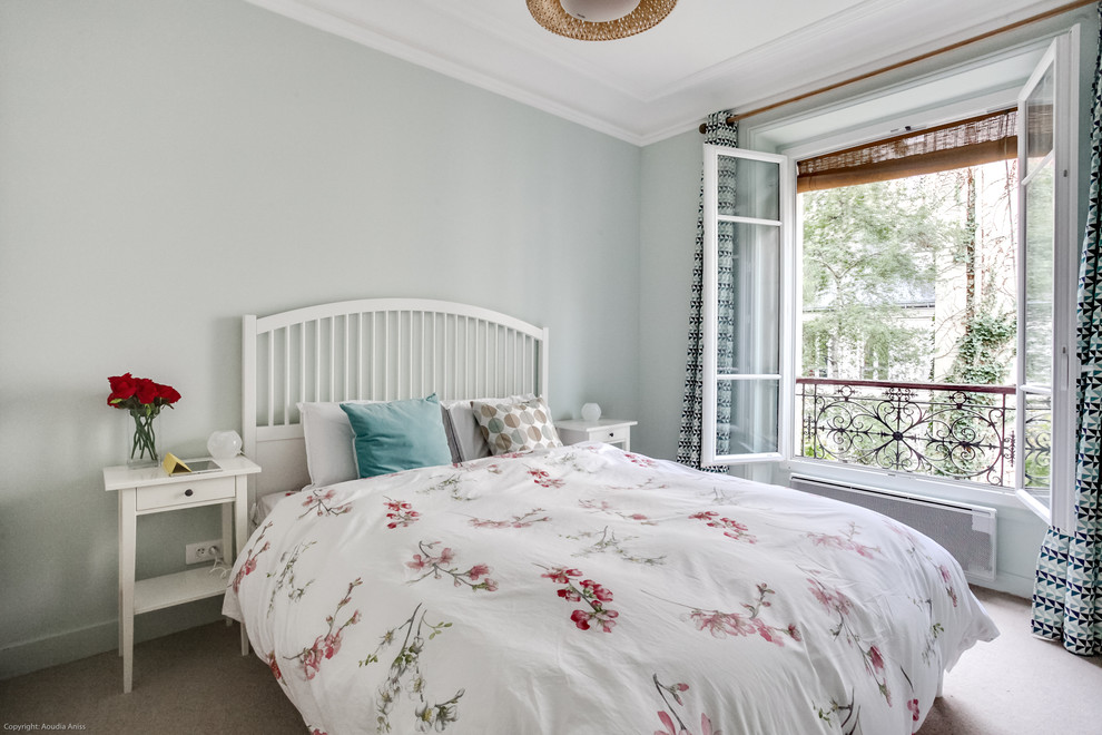 Mittelgroßes Shabby-Style Hauptschlafzimmer mit grüner Wandfarbe und Teppichboden in Paris