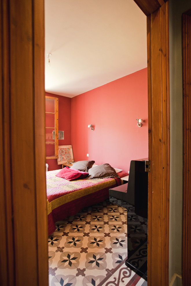 Inspiration för ett eklektiskt sovrum, med röda väggar