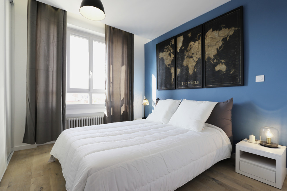 Источник вдохновения для домашнего уюта: спальня в скандинавском стиле с синими стенами, паркетным полом среднего тона и коричневым полом