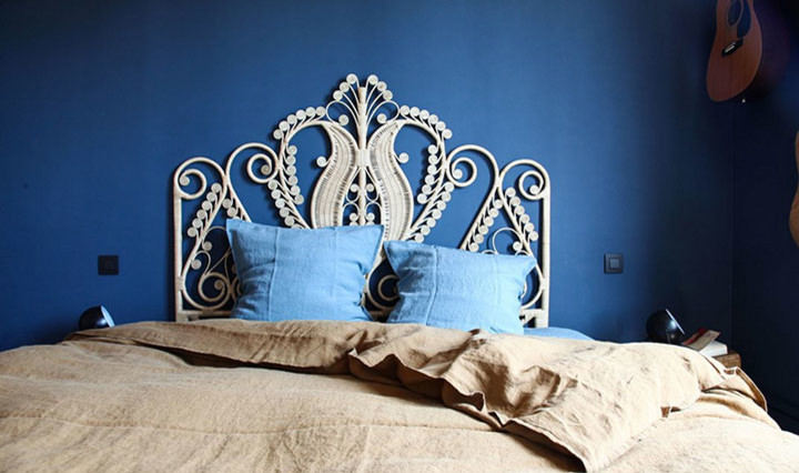 Ejemplo de dormitorio principal bohemio de tamaño medio con paredes azules, suelo de madera pintada y suelo blanco