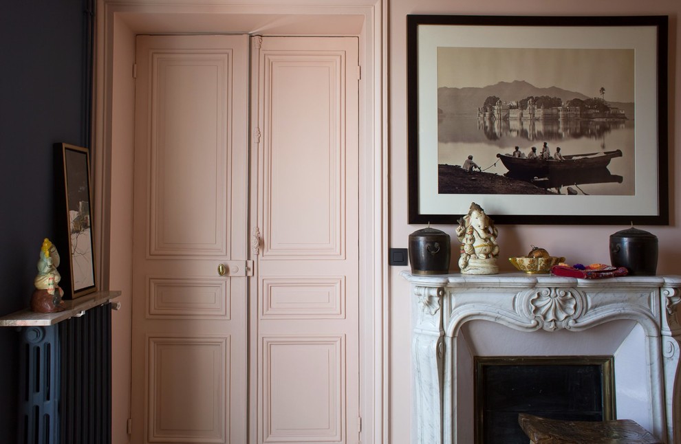 Ispirazione per una camera da letto boho chic di medie dimensioni con pareti rosa, camino classico e pavimento grigio
