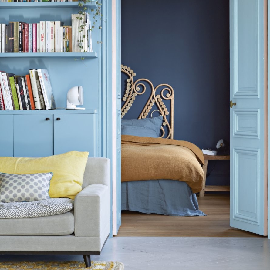 Imagen de dormitorio principal ecléctico de tamaño medio con paredes azules, suelo de madera pintada y suelo blanco