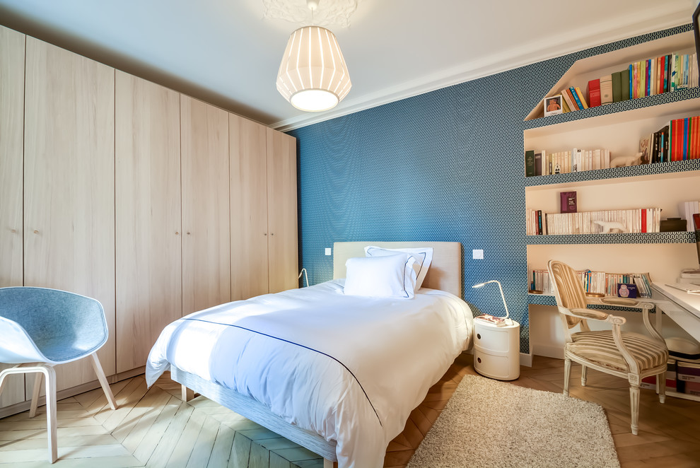 Foto di una camera da letto scandinava con pareti blu